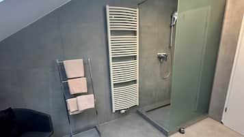 Combined shower/bathtub, hair dryer, towels, soap