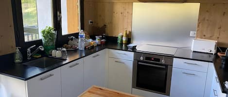 Een koelkast, een magnetron, een oven, een kookplaat
