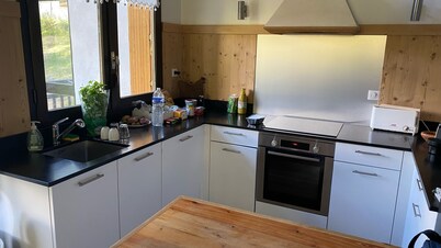 Chalet at the foot of the slopes and 5 minutes from shops and ski school