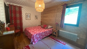 4 bedrooms, iron/ironing board, travel crib, free WiFi