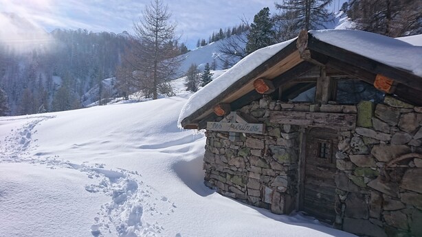 A stone cabin with a wooden roof and a sign reading "les p'tits". - Chalet at the foot of the slopes and 5 minutes from shops and ski school (Vars)