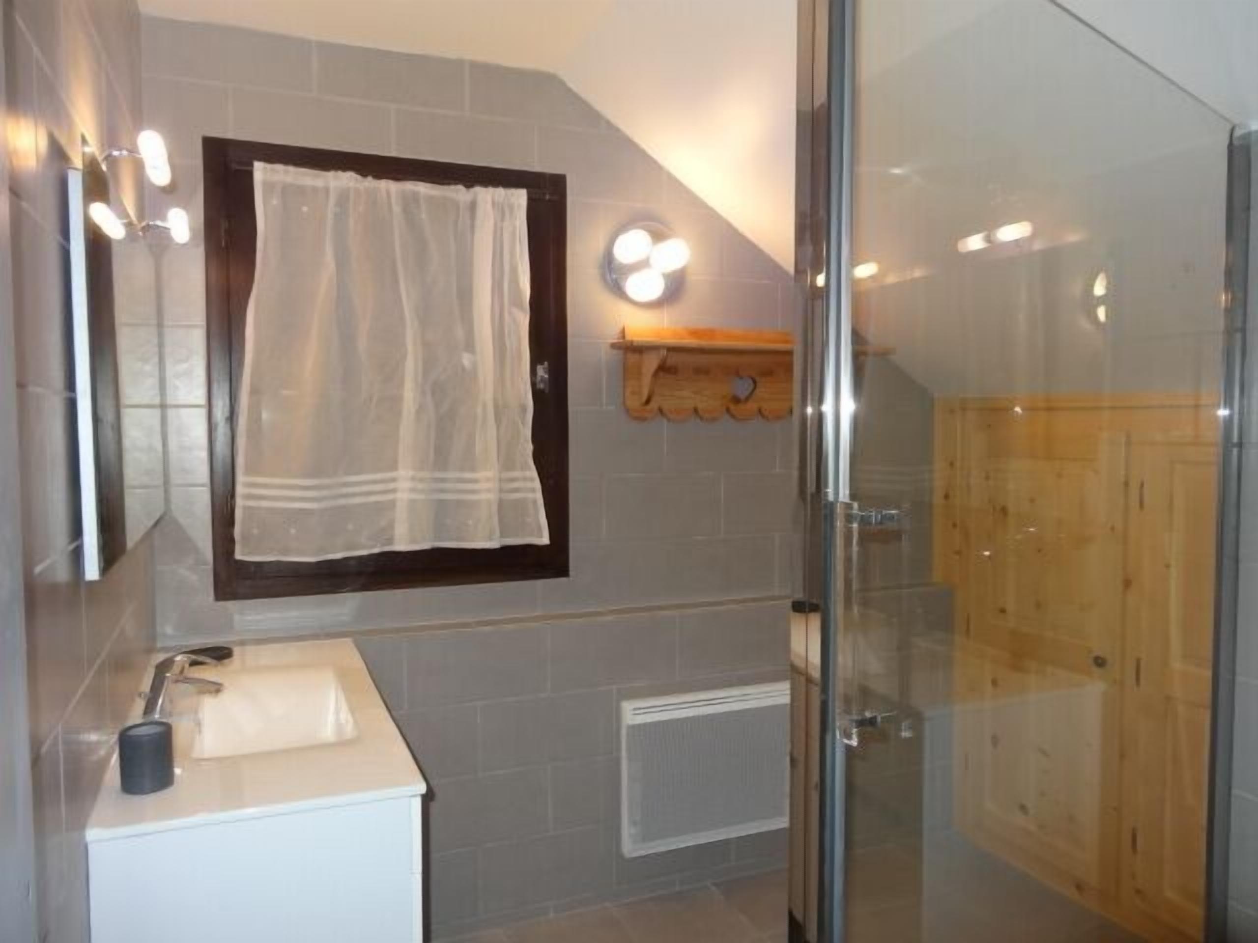 Baignoire, sèche-cheveux, serviettes fournies, papier toilette