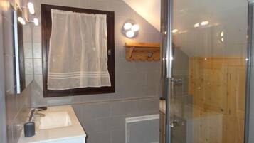 Baignoire, sèche-cheveux, serviettes fournies, papier toilette