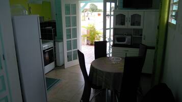 Fridge, microwave, oven, coffee/tea maker