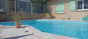 Outdoor pool - Self-contained accommodation, 20mn from Lyon and 15mn from Eurexpo and Groupama Stadium  (Toussieu)