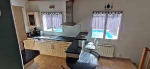 Fridge, microwave, oven, stovetop - Self-contained accommodation, 20mn from Lyon and 15mn from Eurexpo and Groupama Stadium  (Toussieu)