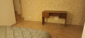 1 chambre, bureau, fer et planche à repasser, lit de bébé portatif