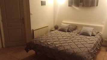 1 chambre, bureau, fer et planche Ă repasser, lit parapluie