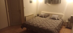 1 chambre, bureau, fer et planche à repasser, lit parapluie