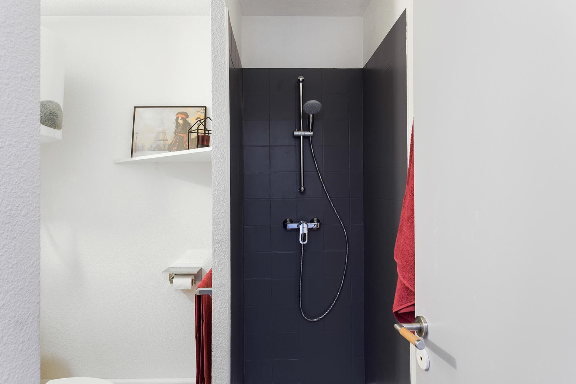 Een douche, een haardroger, handdoeken, zeep