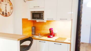 Coffee/tea maker, fridge, microwave, stovetop