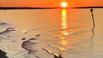 Beach nearby, sun loungers, beach towels