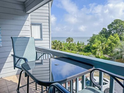 “TYBEE ISLAND DREAMING”Private Balcony Overlooking the Ocean, Beautiful View. 