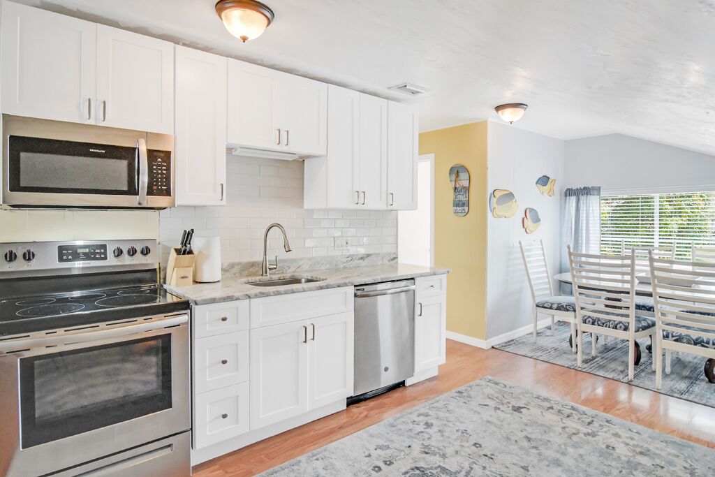 Refrigerador, microondas, horno y parrilla de estufa 