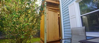 Charming, dog-friendly beach house downstairs 