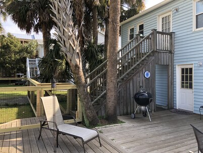 Charming, dog-friendly beach house downstairs 