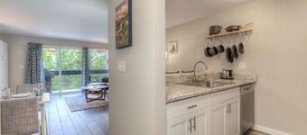 Slope-Side 1 Bedroom, Walk to Chairlifts!