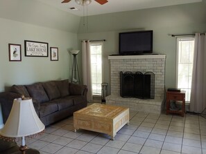 Smart-tv, een open haard en een dvd-speler