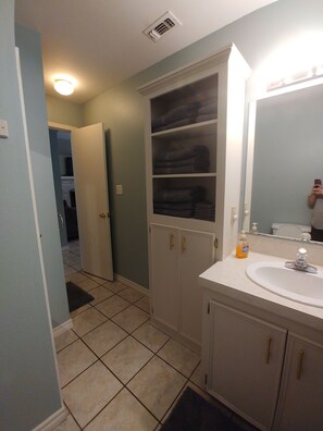 Combined shower/bathtub, hair dryer, towels