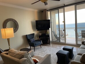 Älytelevisio, DVD-soitin, videokirjasto, stereot