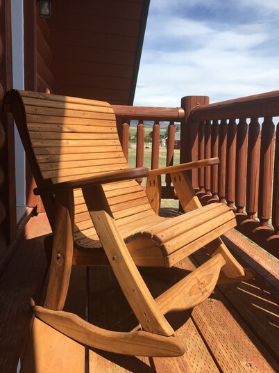 Where beautiful scenery is unavoidable! Fly-fishing, hiking/family time w/pets!