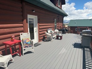 Terrace/patio - Where beautiful scenery is unavoidable! Fly-fishing, hiking/family time w/pets! (Ennis)