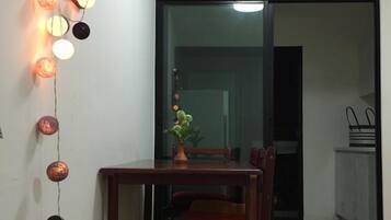 1 Bedroom Apartment | Ruokailu omassa huoneessa