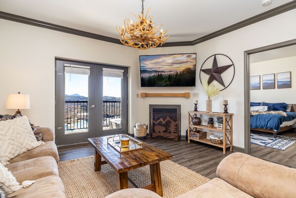 Smart TV, fireplace, DVD player - MOUNTAIN VIEW RETREAT! PRIME LOCATION, PENTHOUSE, POOL & HOT TUB!! 1 BR Condo! (Pigeon Forge)