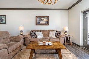 Smart TV, fireplace, DVD player - 🌄MOUNTAIN VIEW RETREAT! PRIME LOCATION, PENTHOUSE, POOL & HOT TUB!! 1 BR Condo!💫 (Pigeon Forge)