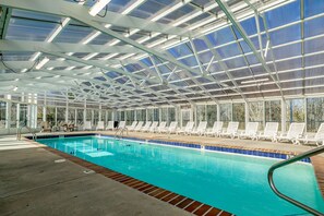 Indoor pool, outdoor pool - 🌄MOUNTAIN VIEW RETREAT! PRIME LOCATION, PENTHOUSE, POOL & HOT TUB!! 1 BR Condo!💫 (Pigeon Forge)