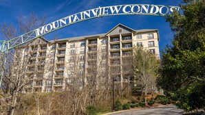 En flervåningsbyggnad med en skylt som visar texten ”Mountain View Condos”.