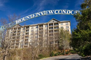 Exterior - MOUNTAIN VIEW RETREAT! PRIME LOCATION, PENTHOUSE, POOL & HOT TUB!! 1 BR Condo! (Pigeon Forge)