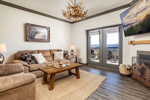 Smart TV, fireplace, DVD player - MOUNTAIN VIEW RETREAT! PRIME LOCATION, PENTHOUSE, POOL & HOT TUB!! 1 BR Condo! (Pigeon Forge)