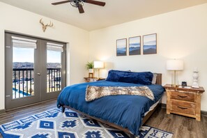 1 bedroom, iron/ironing board, free WiFi, bed sheets - 🌄MOUNTAIN VIEW RETREAT! PRIME LOCATION, PENTHOUSE, POOL & HOT TUB!! 1 BR Condo!💫 (Pigeon Forge)