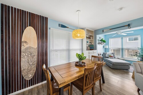 Beachside home in Sea Isle with sunset & waterfront views, 1-min walk to beach!