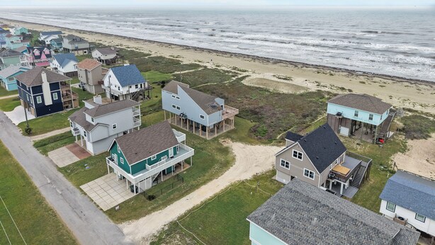 A coastal residential area with houses, a beach, and a clear sky. - Beachside home in Sea Isle with sunset & waterfront views, 1-min walk to beach! (Galveston)