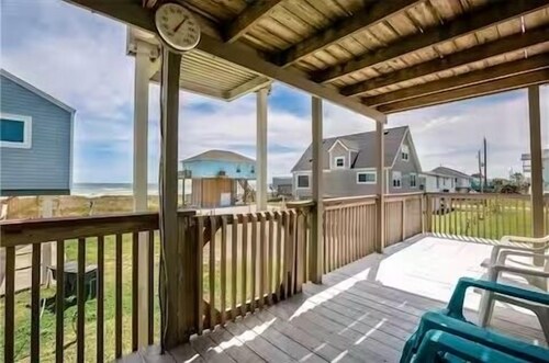 Beachside home in Sea Isle with sunset & waterfront views, 1-min walk to beach!
