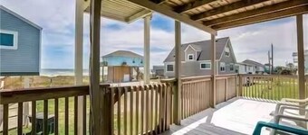 Beachside home in Sea Isle with sunset & waterfront views, 1-min walk to beach!