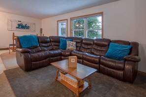 Fernseher, Kamin, DVD-Player, Bücher