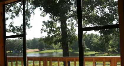 Eristäytynyt hirsimökki yksityisellä kalastusjärvellä, lähellä Beavers Bendiä, Broken Bow Lake