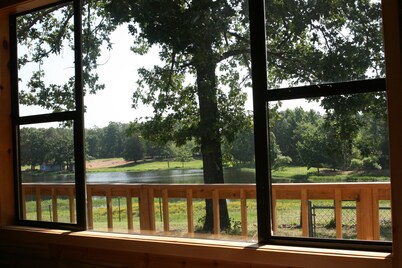 Family Friendly cabin, Private Fishing Lake, near Beavers Bend, Broken Bow Lake