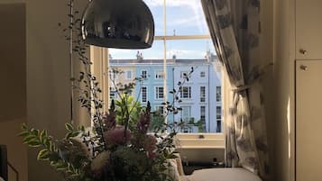 Smart TV, DVD player, books, offices