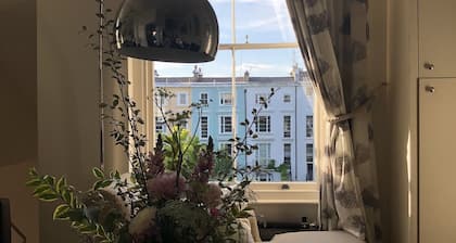 Charming Notting Hill 2BR with magical garden - perfect for 2 couples or family