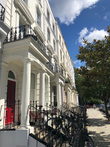 Charming Notting Hill 2BR with magical garden - perfect for 2 couples or family