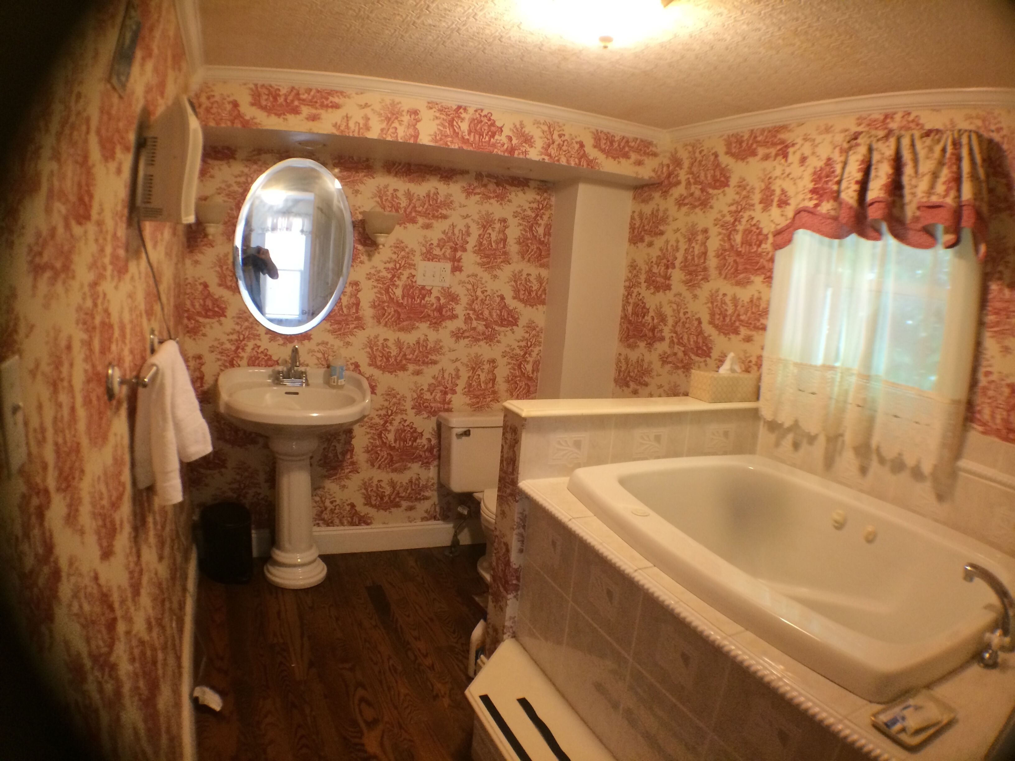 Douche, baignoire à jets, sèche-cheveux, serviettes fournies