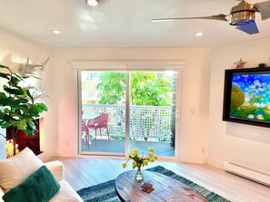 Älytelevisio, takka, musiikkikirjasto