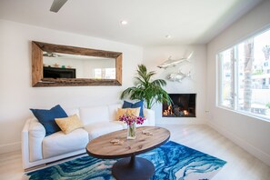 Smart TV, caminetto, biblioteca musicale