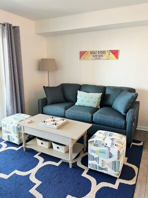 Smart-TV, DVD-Player, Bücher, Musikbibliothek