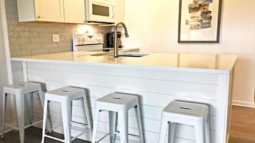 Jääkaappi, mikroaaltouuni, uuni, liesi