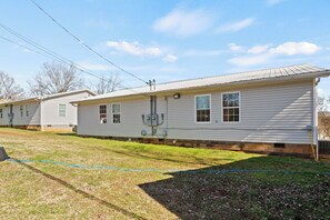Exterior - SoKnox Location - 7 Beds - 2 Baths - 21% Long Term Discount (Knoxville)